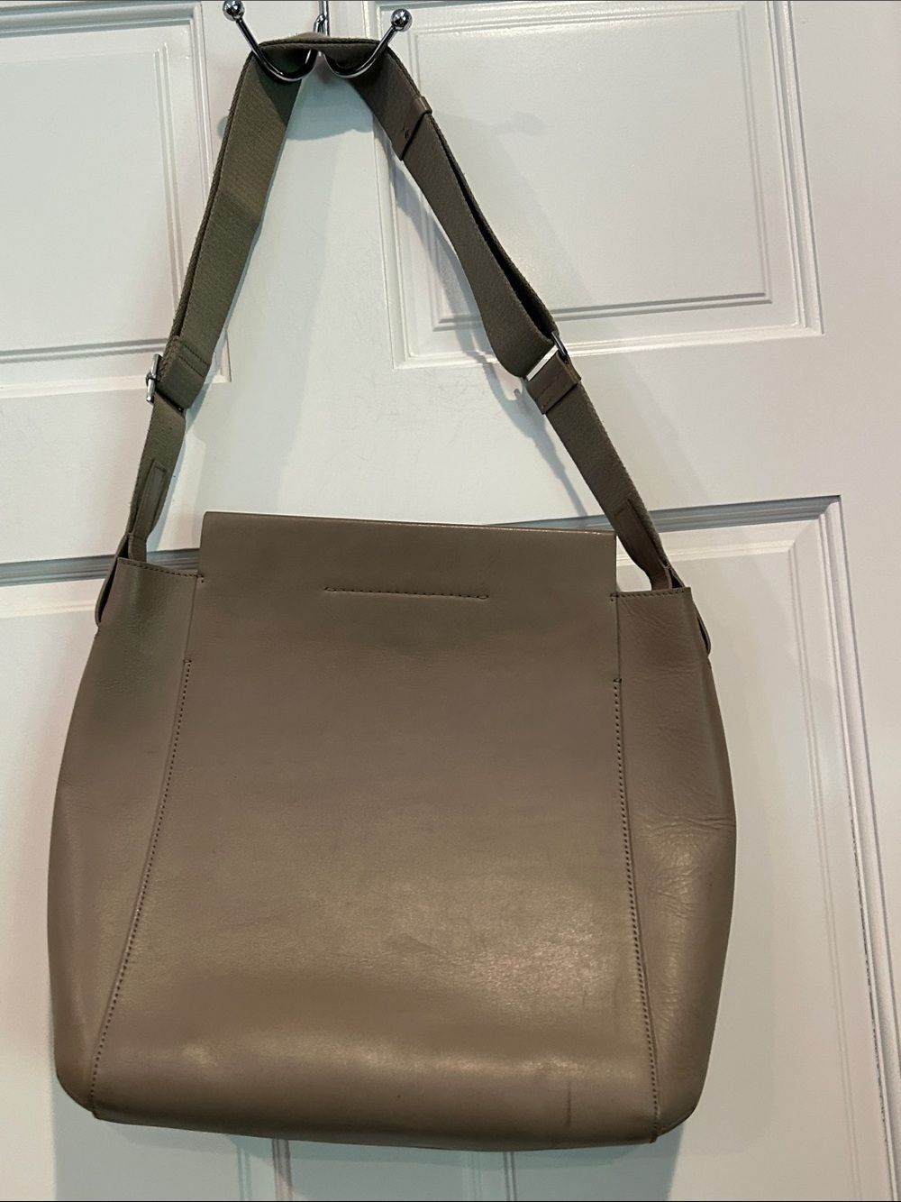 taupe Everlane Form bag 100% Italian leather -adjustable webbed shoulder strap